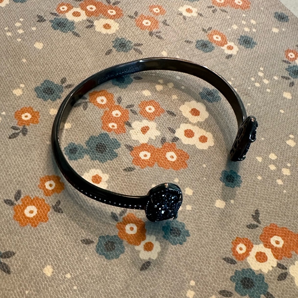 Black Kendra Scott cuff bracelet.